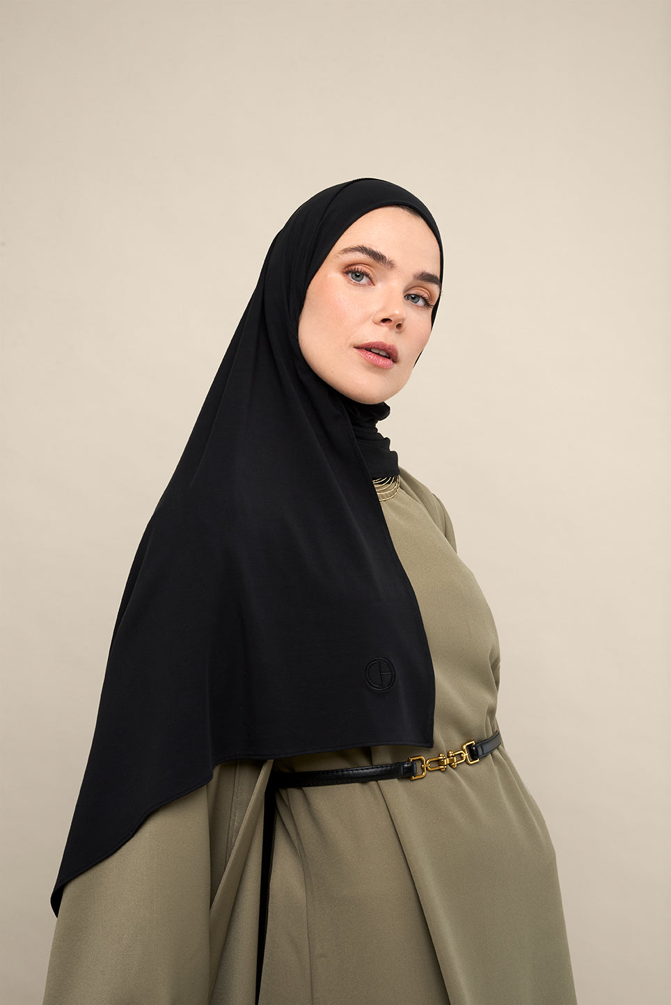 The CHANO breathable modal jersey hijab in black is made from premium modal. This hijab offers silky softness, breathability, and a luxurious feel. It’s gentle on skin and hair, helps prevent damage, and allows air to flow and keeps moisture away. With its natural drape, stretch, and non-slip quality, it’s easy to style and stays in place without an undercap.