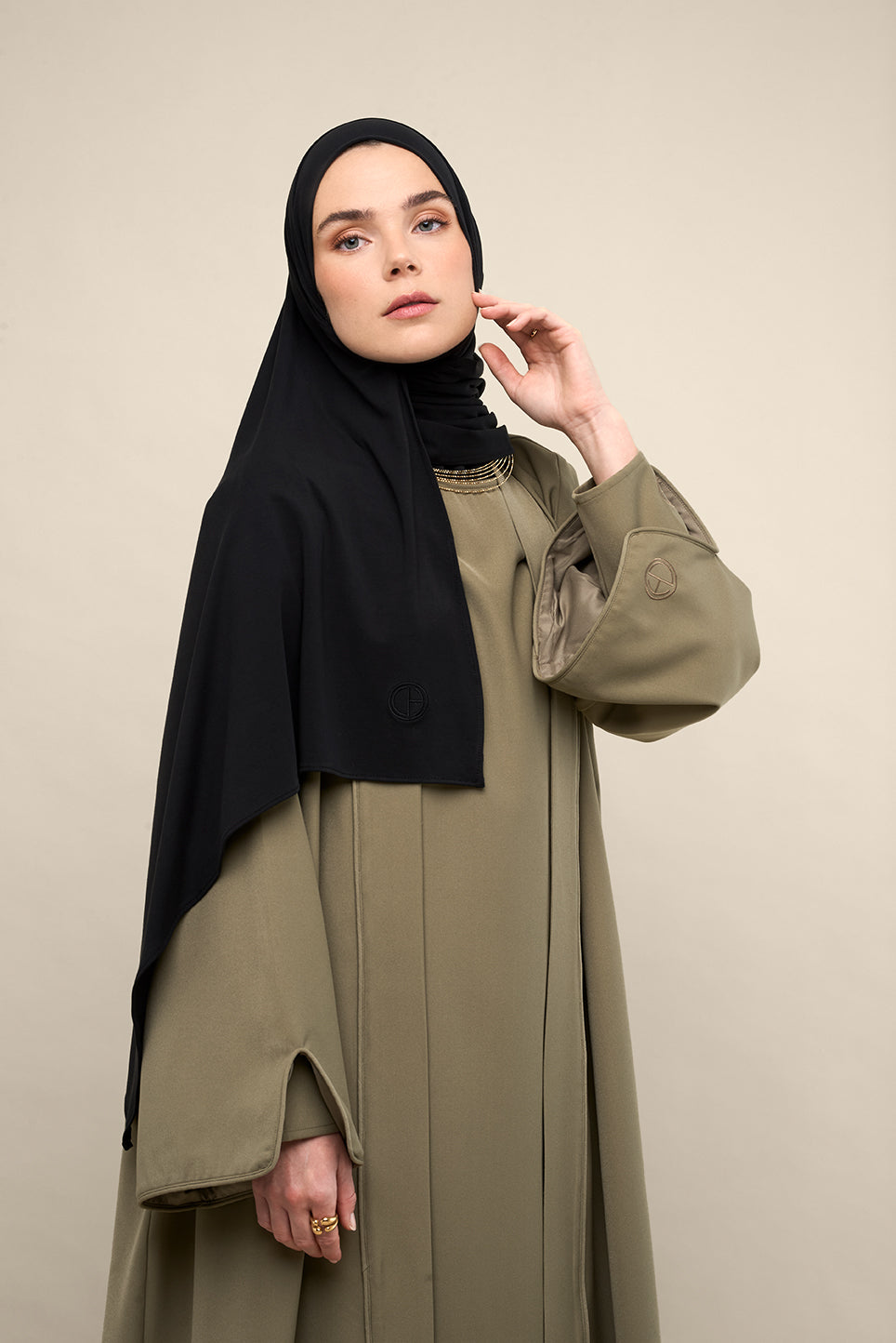The CHANO breathable modal jersey hijab in black is made from premium modal. This hijab offers silky softness, breathability, and a luxurious feel. It’s gentle on skin and hair, helps prevent damage, and allows air to flow and keeps moisture away. With its natural drape, stretch, and non-slip quality, it’s easy to style and stays in place without an undercap.