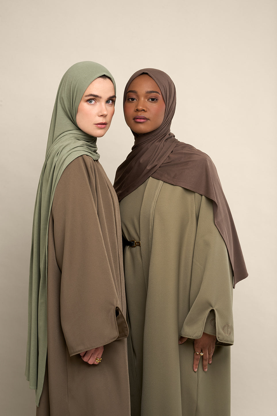 The CHANO breathable modal jersey hijab in brown taupe is made from premium modal. This hijab offers silky softness, breathability, and a luxurious feel. It’s gentle on skin and hair, helps prevent damage, and allows air to flow and keeps moisture away. With its natural drape, stretch, and non-slip quality, it’s easy to style and stays in place without an undercap.