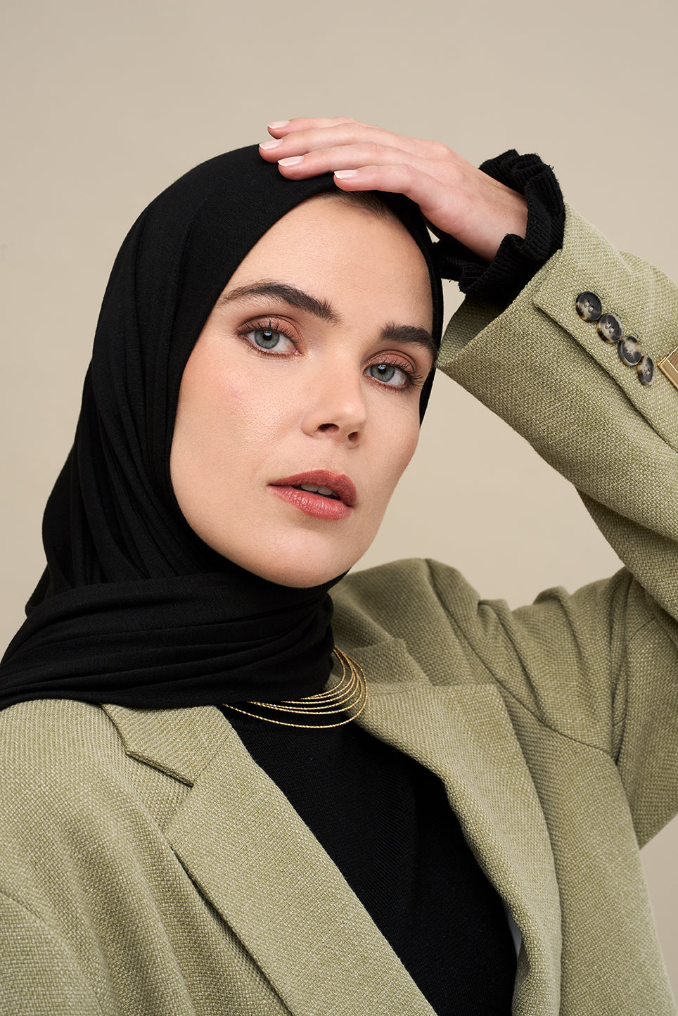 The CHANO cotton jersey hijab in the color black offers lightweight comfort and breathability with a stretchy, non-slip fabric that stays in place all day. Ideal for casual and active wear, it ensures easy, effortless styling without the need for an undercap.