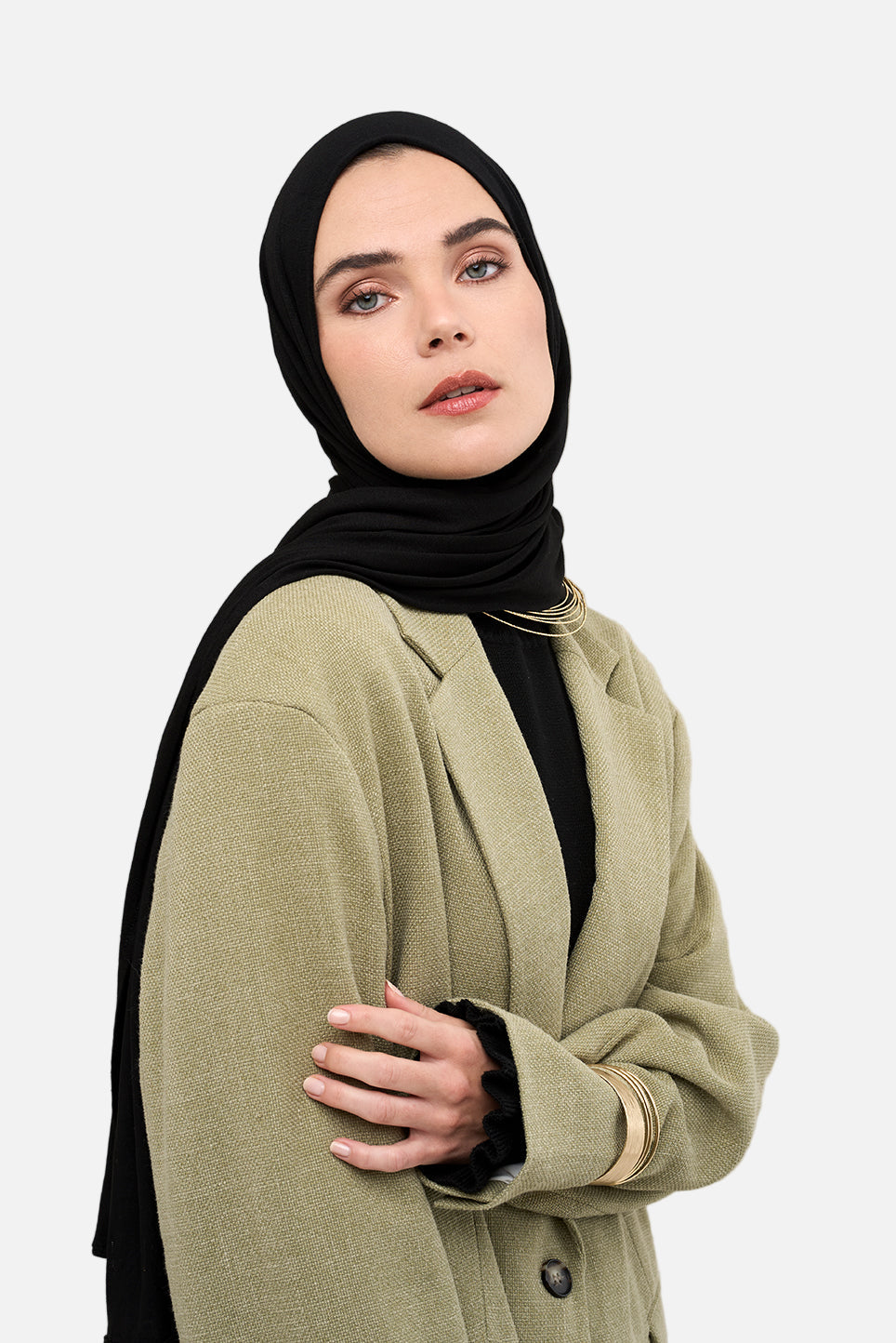 The CHANO cotton jersey hijab in the color black offers lightweight comfort and breathability with a stretchy, non-slip fabric that stays in place all day. Ideal for casual and active wear, it ensures easy, effortless styling without the need for an undercap.