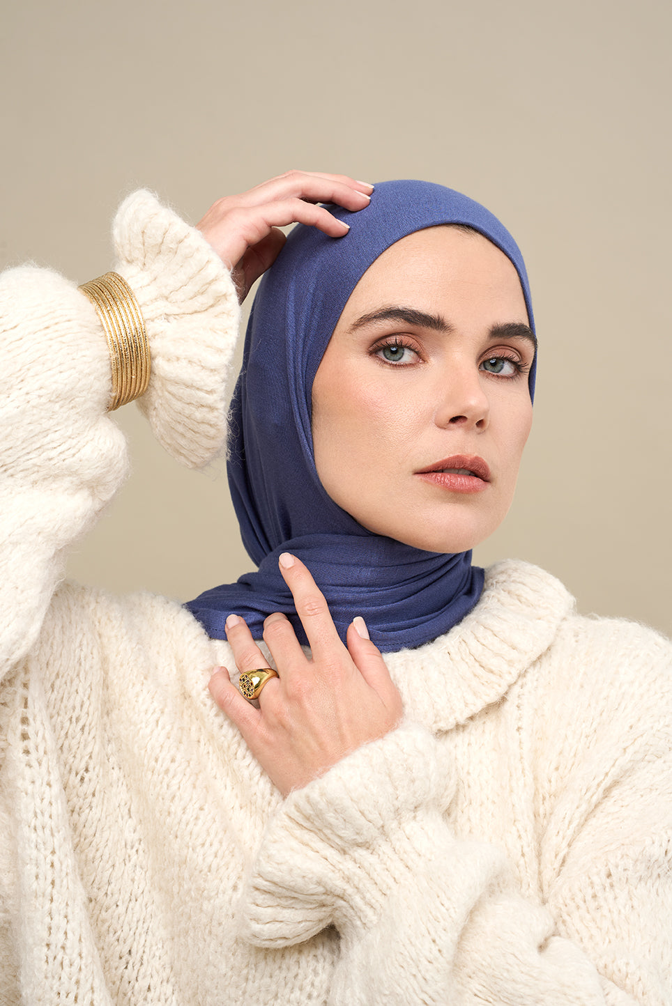 The CHANO cotton jersey hijab in the color blue offers lightweight comfort and breathability with a stretchy, non-slip fabric that stays in place all day. Ideal for casual and active wear, it ensures easy, effortless styling without the need for an undercap.