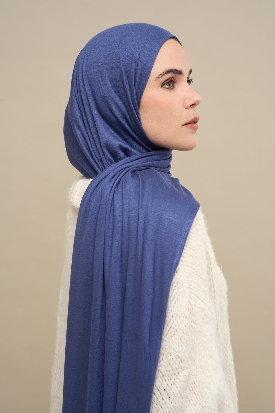The CHANO cotton jersey hijab in the color blue offers lightweight comfort and breathability with a stretchy, non-slip fabric that stays in place all day. Ideal for casual and active wear, it ensures easy, effortless styling without the need for an undercap.
