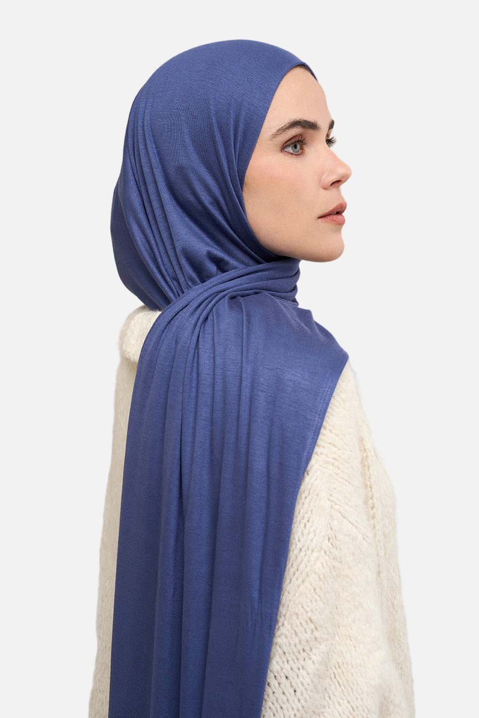 The CHANO cotton jersey hijab in the color blue offers lightweight comfort and breathability with a stretchy, non-slip fabric that stays in place all day. Ideal for casual and active wear, it ensures easy, effortless styling without the need for an undercap.