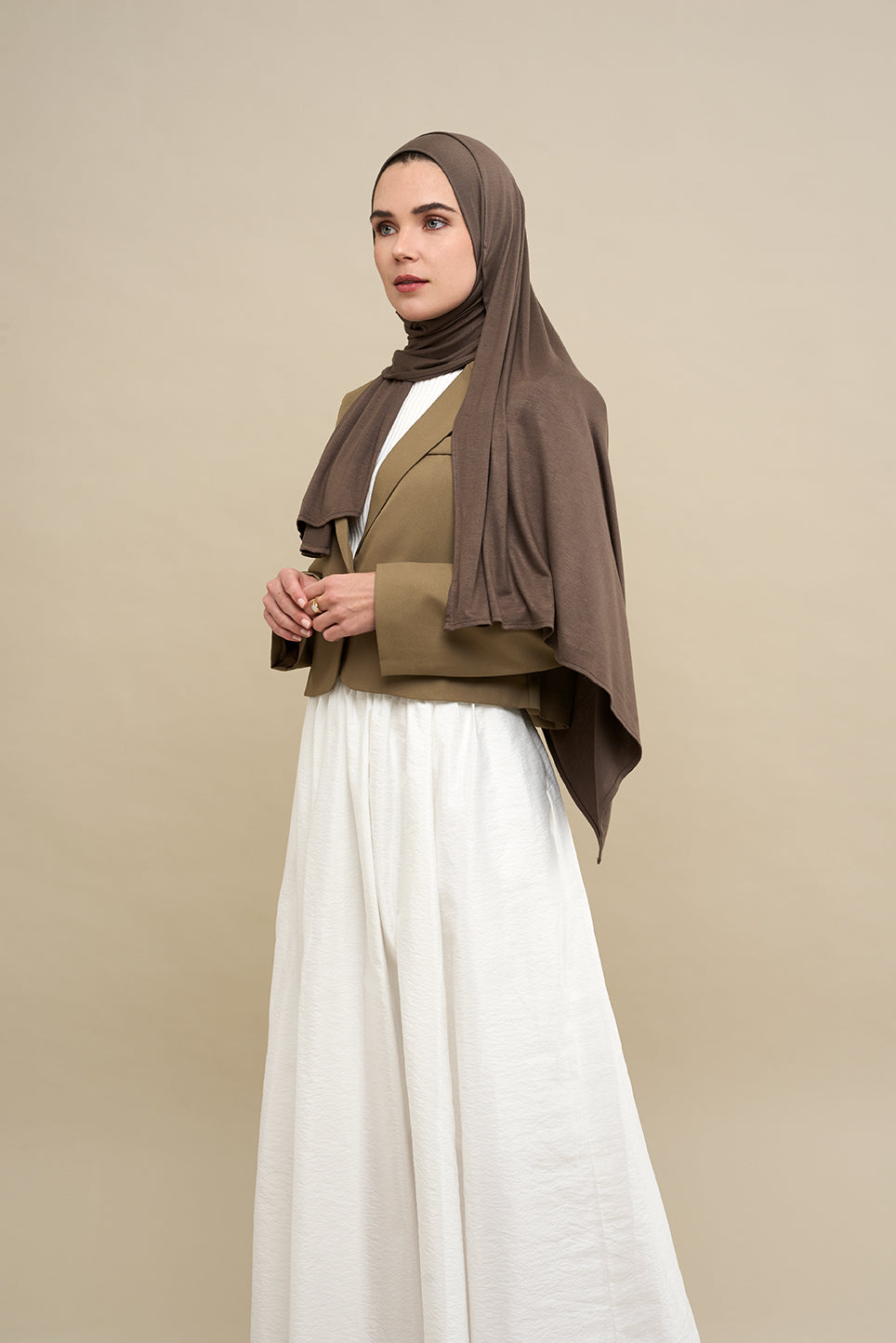 The CHANO cotton jersey hijab in the color brown taupe offers lightweight comfort and breathability with a stretchy, non-slip fabric that stays in place all day. Ideal for casual and active wear, it ensures easy, effortless styling without the need for an undercap.