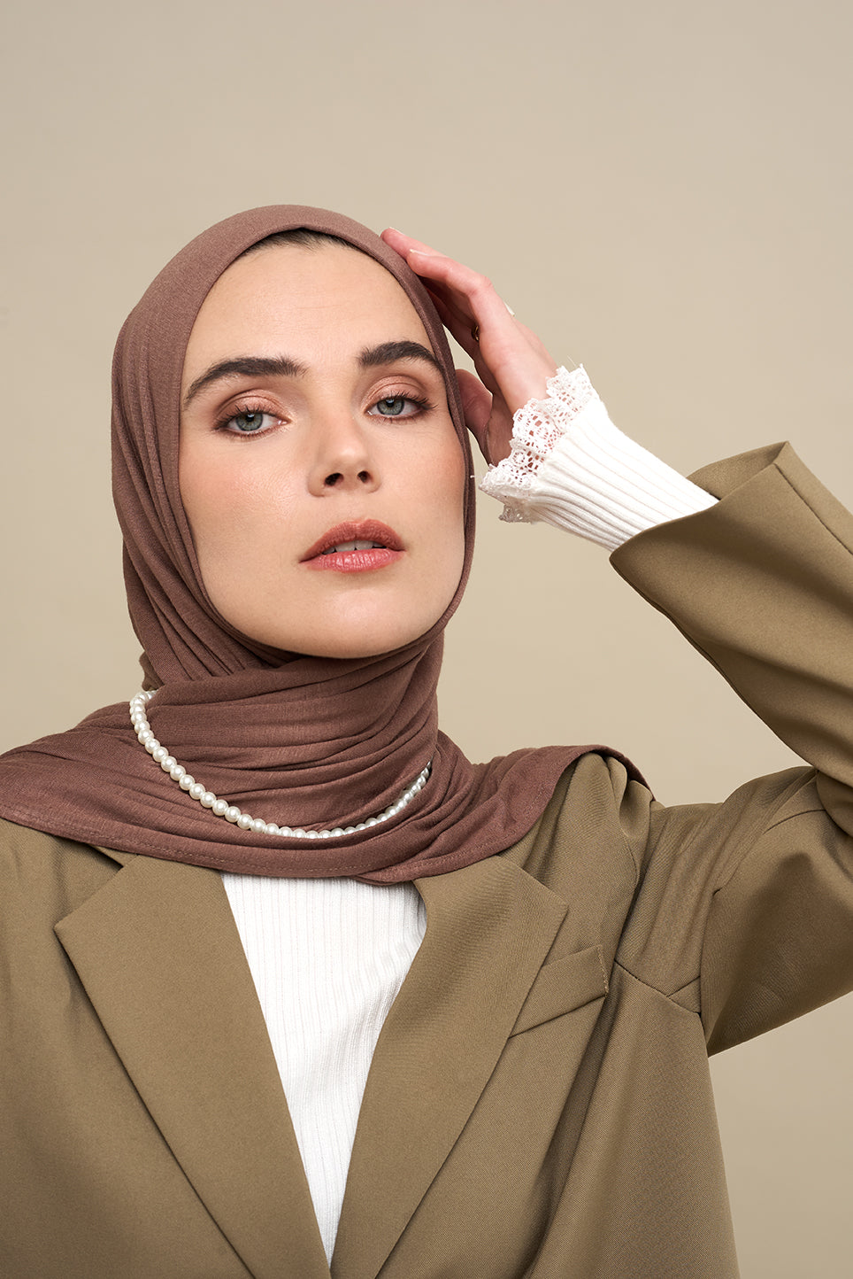 The CHANO cotton jersey hijab in the color chestnut offers lightweight comfort and breathability with a stretchy, non-slip fabric that stays in place all day. Ideal for casual and active wear, it ensures easy, effortless styling without the need for an undercap.
