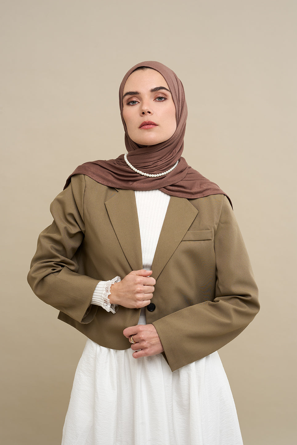 The CHANO cotton jersey hijab in the color chestnut offers lightweight comfort and breathability with a stretchy, non-slip fabric that stays in place all day. Ideal for casual and active wear, it ensures easy, effortless styling without the need for an undercap.