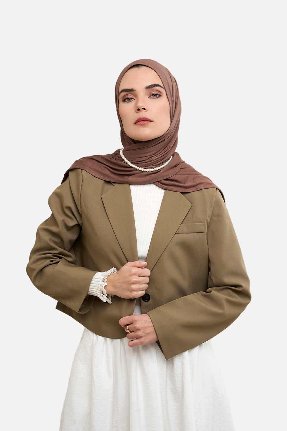 The CHANO cotton jersey hijab in the color chestnut offers lightweight comfort and breathability with a stretchy, non-slip fabric that stays in place all day. Ideal for casual and active wear, it ensures easy, effortless styling without the need for an undercap.