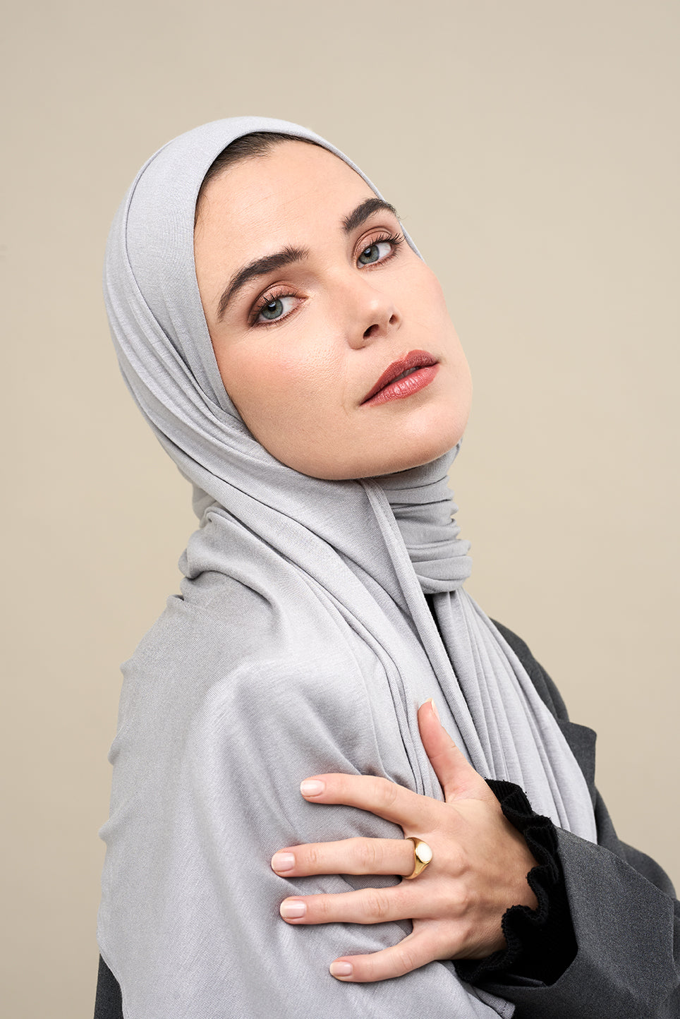 The CHANO cotton jersey hijab in the color light grey offers lightweight comfort and breathability with a stretchy, non-slip fabric that stays in place all day. Ideal for casual and active wear, it ensures easy, effortless styling without the need for an undercap.