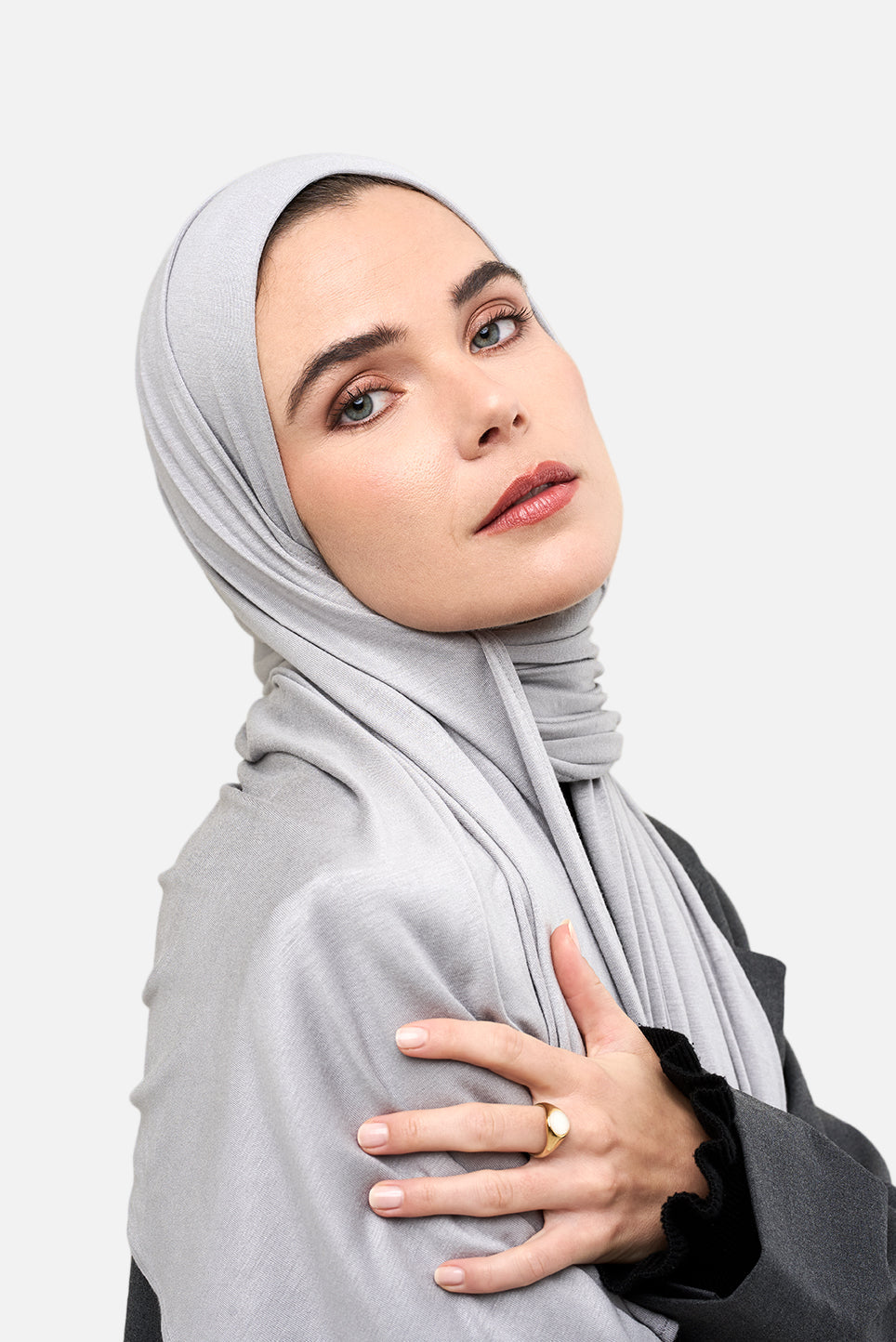 The CHANO cotton jersey hijab in the color light grey offers lightweight comfort and breathability with a stretchy, non-slip fabric that stays in place all day. Ideal for casual and active wear, it ensures easy, effortless styling without the need for an undercap.