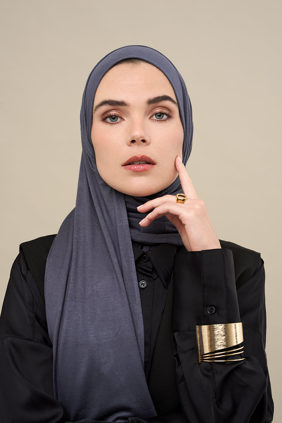 The CHANO cotton jersey hijab in the color navy grey offers lightweight comfort and breathability with a stretchy, non-slip fabric that stays in place all day. Ideal for casual and active wear, it ensures easy, effortless styling without the need for an undercap.