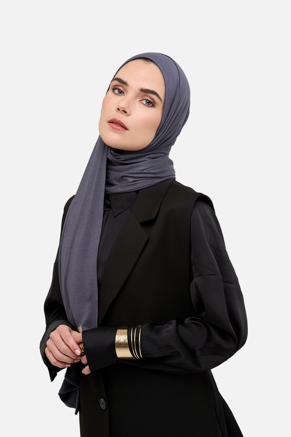 The CHANO cotton jersey hijab in the color navy grey offers lightweight comfort and breathability with a stretchy, non-slip fabric that stays in place all day. Ideal for casual and active wear, it ensures easy, effortless styling without the need for an undercap.