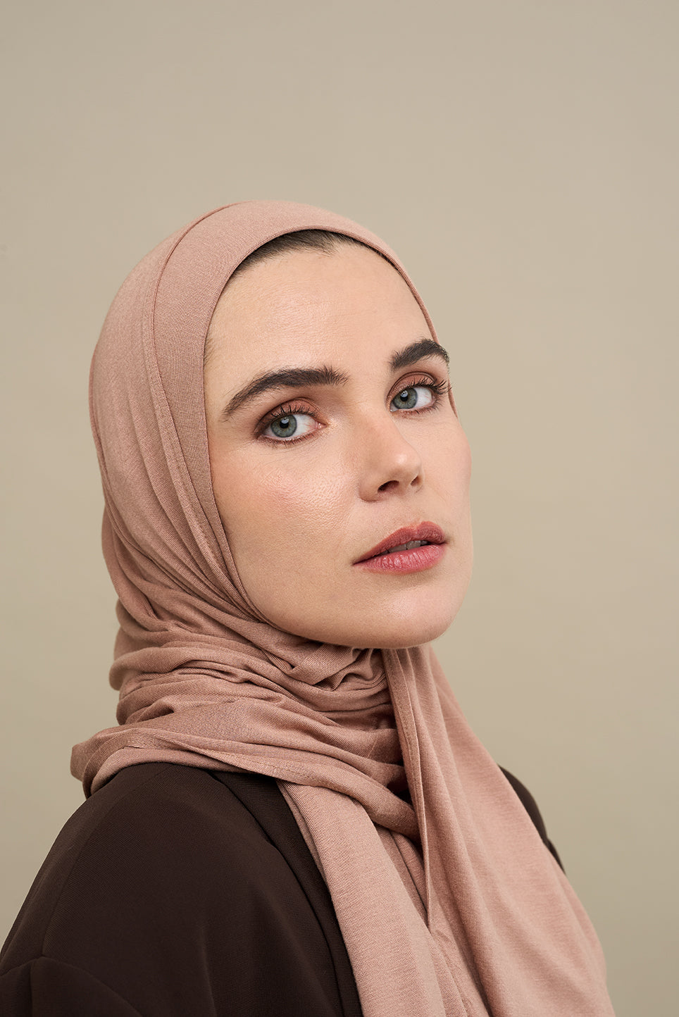 The CHANO cotton jersey hijab in the color old pink offers lightweight comfort and breathability with a stretchy, non-slip fabric that stays in place all day. Ideal for casual and active wear, it ensures easy, effortless styling without the need for an undercap.
