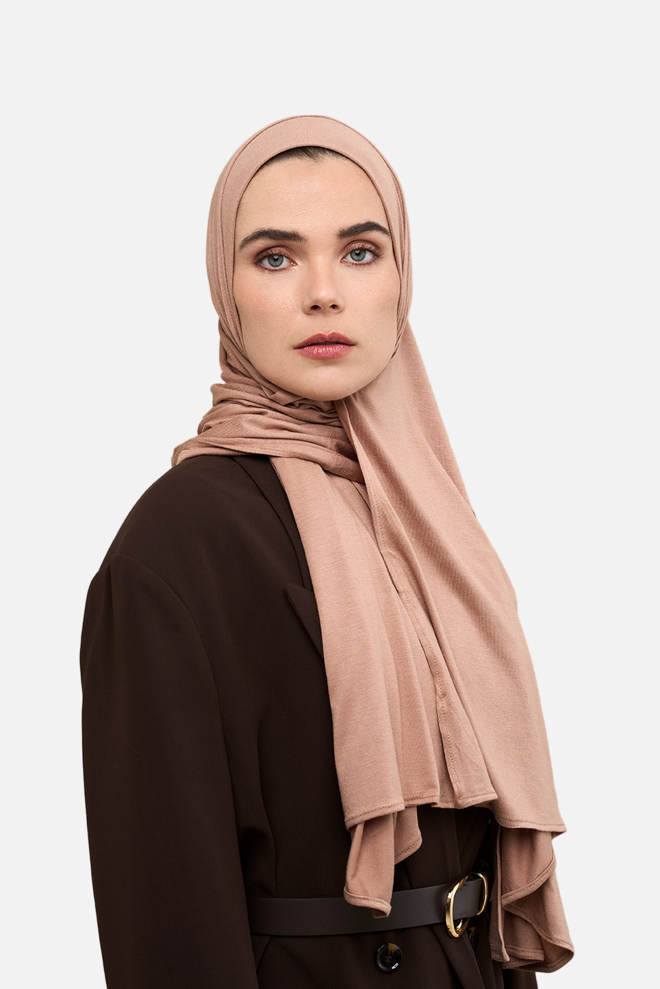The CHANO cotton jersey hijab in the color old pink offers lightweight comfort and breathability with a stretchy, non-slip fabric that stays in place all day. Ideal for casual and active wear, it ensures easy, effortless styling without the need for an undercap.