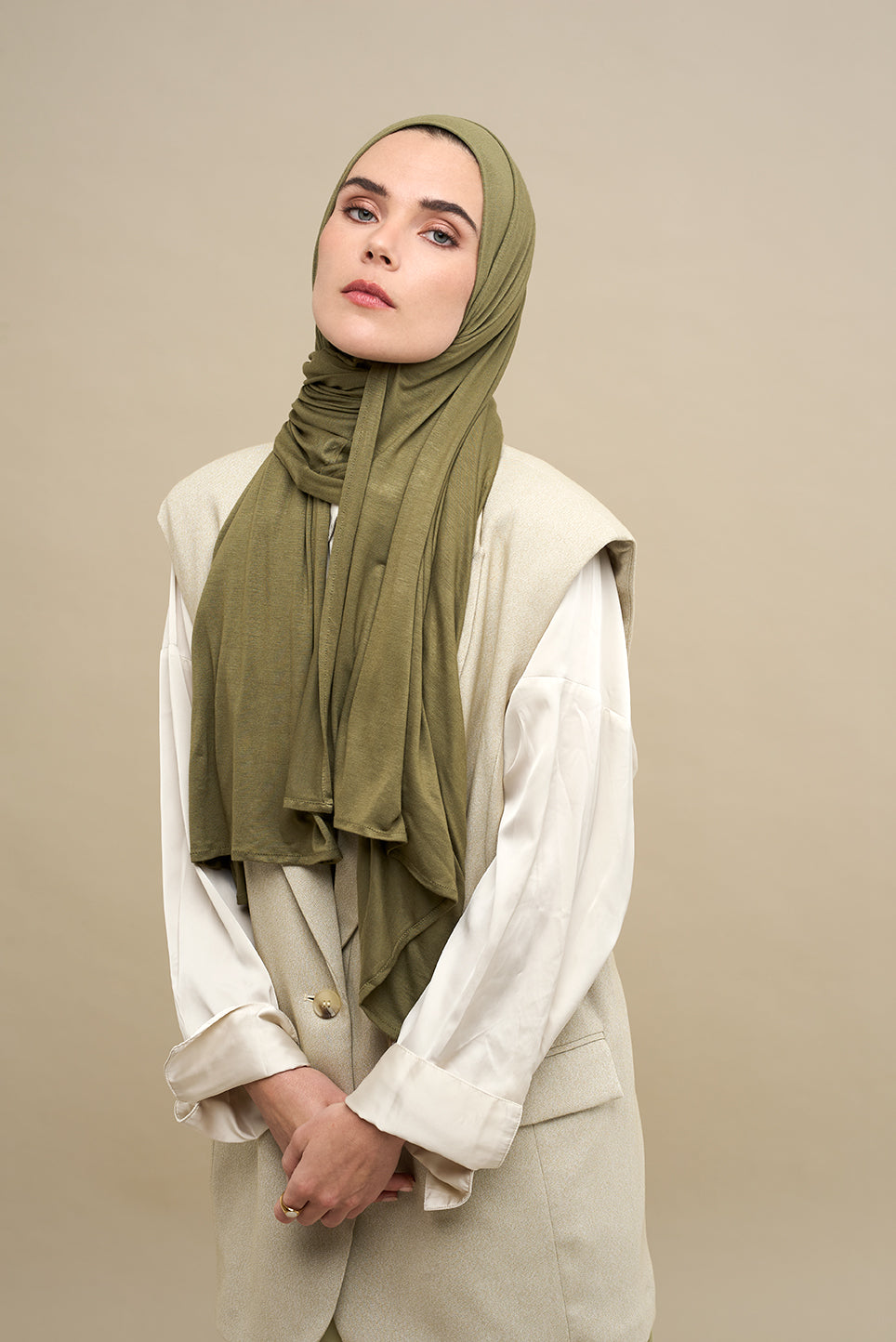 The CHANO cotton jersey hijab in the color olive green offers lightweight comfort and breathability with a stretchy, non-slip fabric that stays in place all day. Ideal for casual and active wear, it ensures easy, effortless styling without the need for an undercap.