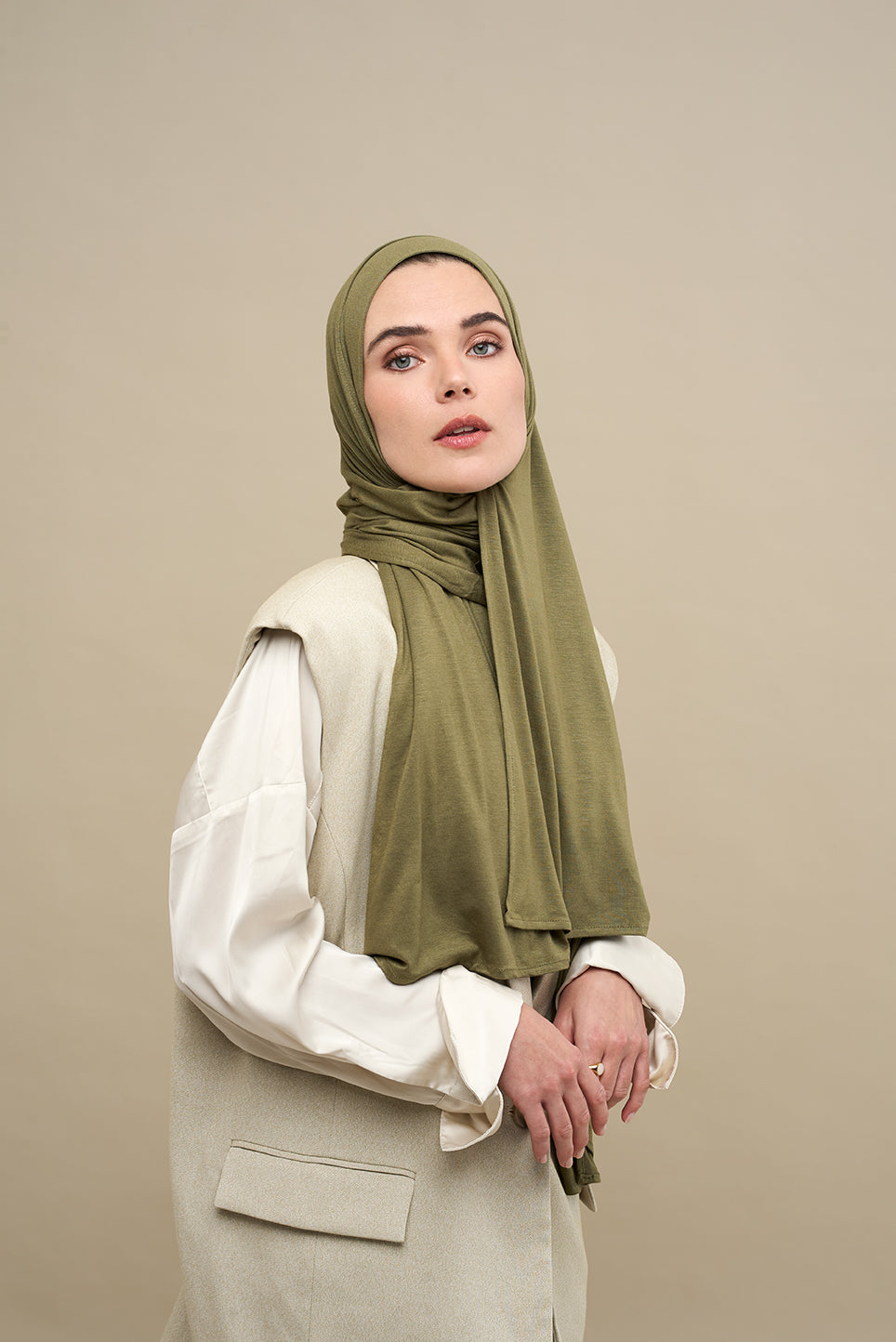 The CHANO cotton jersey hijab in the color olive green offers lightweight comfort and breathability with a stretchy, non-slip fabric that stays in place all day. Ideal for casual and active wear, it ensures easy, effortless styling without the need for an undercap.