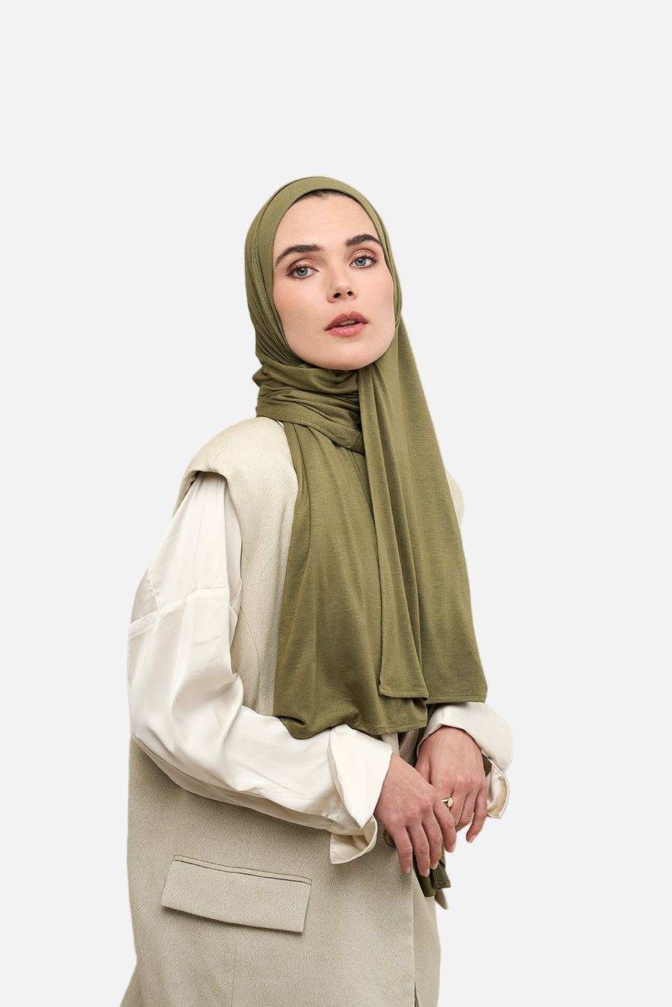 The CHANO cotton jersey hijab in the color olive green offers lightweight comfort and breathability with a stretchy, non-slip fabric that stays in place all day. Ideal for casual and active wear, it ensures easy, effortless styling without the need for an undercap.