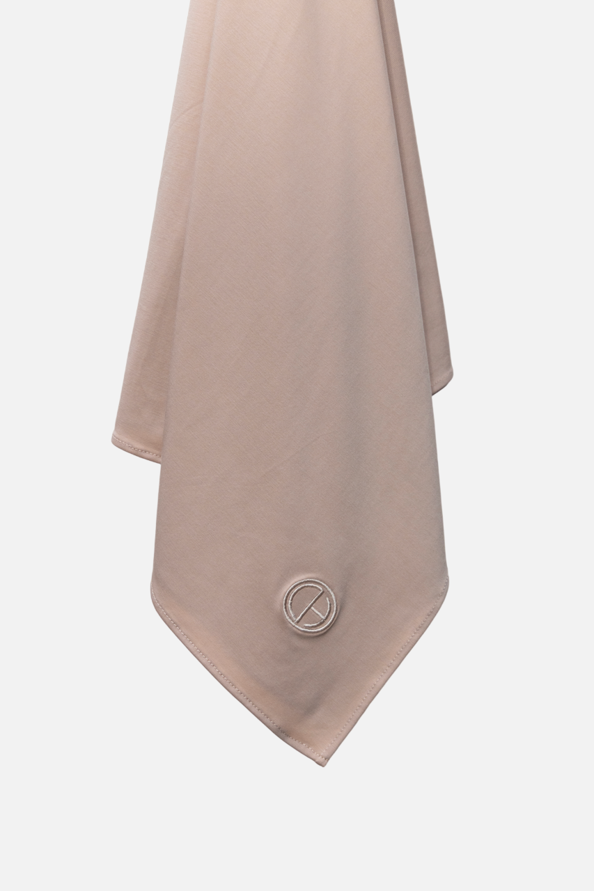 Close-up of the breathable modal jersey hijab in Rosé Sand with embroidered CHANO logo.