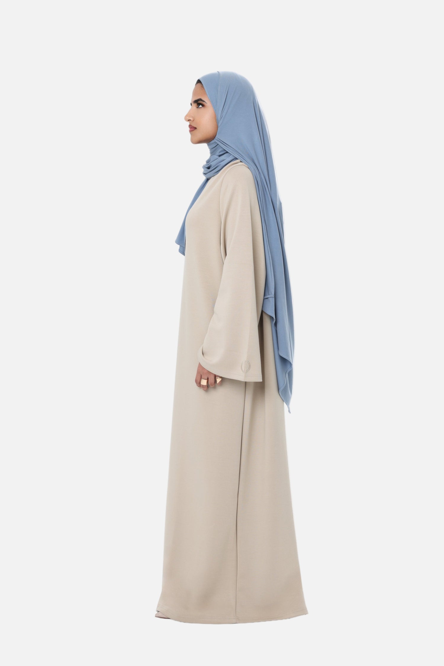 Side profile of the Comfy Dress in Beige, highlighting the wide sleeves and lightweight cotton-blend fabric.