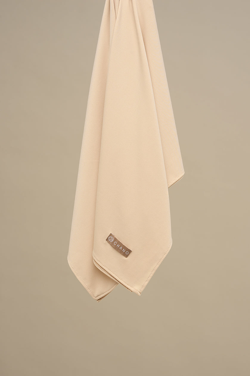De CHANO premium jersey hijab in crème is gemaakt van zachte, comfortabele stretchstof, ideaal voor alle seizoenen. Licht van structuur en niet transparant.