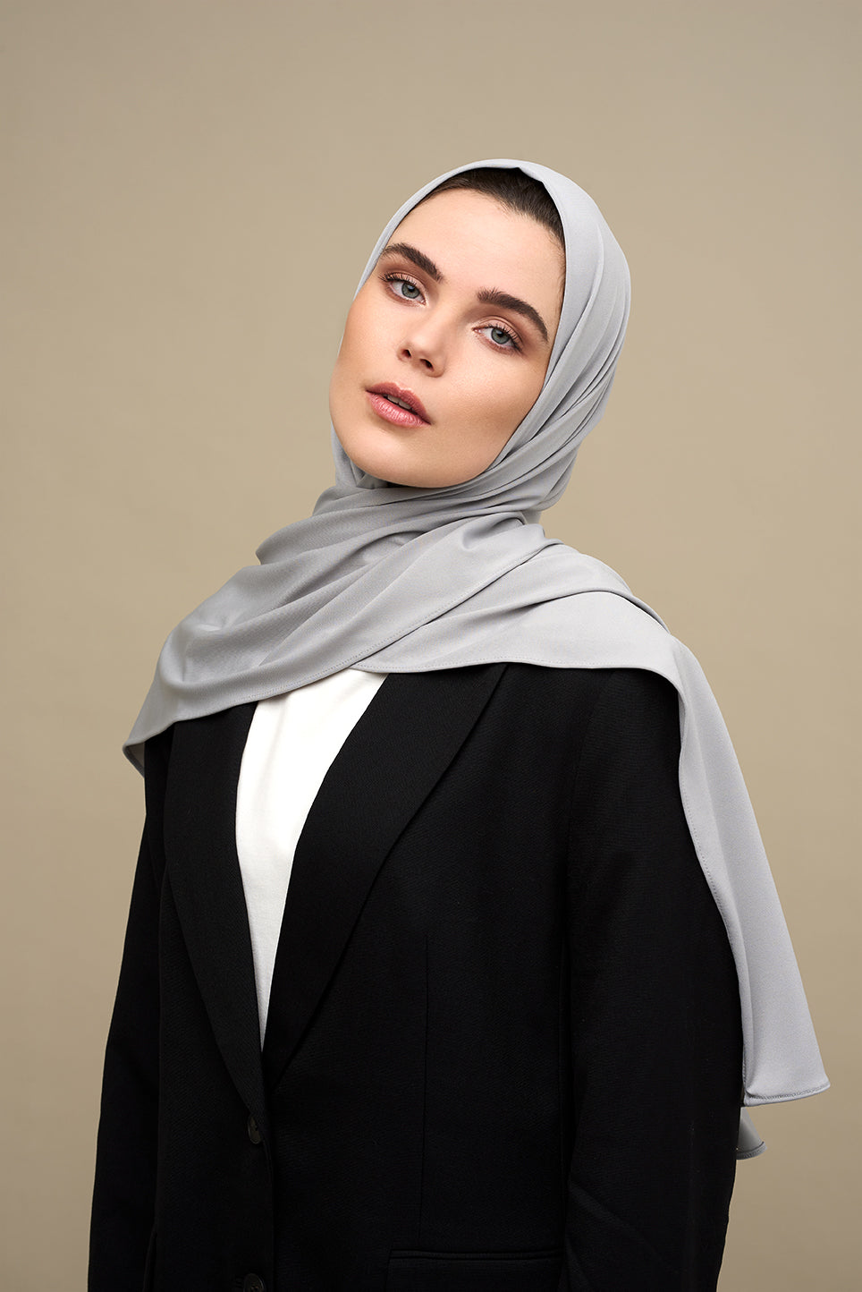Deze  premium jersey hijab in blauw grijs is gemaakt van zachte, comfortabele stretchstof, ideaal voor alle seizoenen. Licht van structuur en niet transparant.