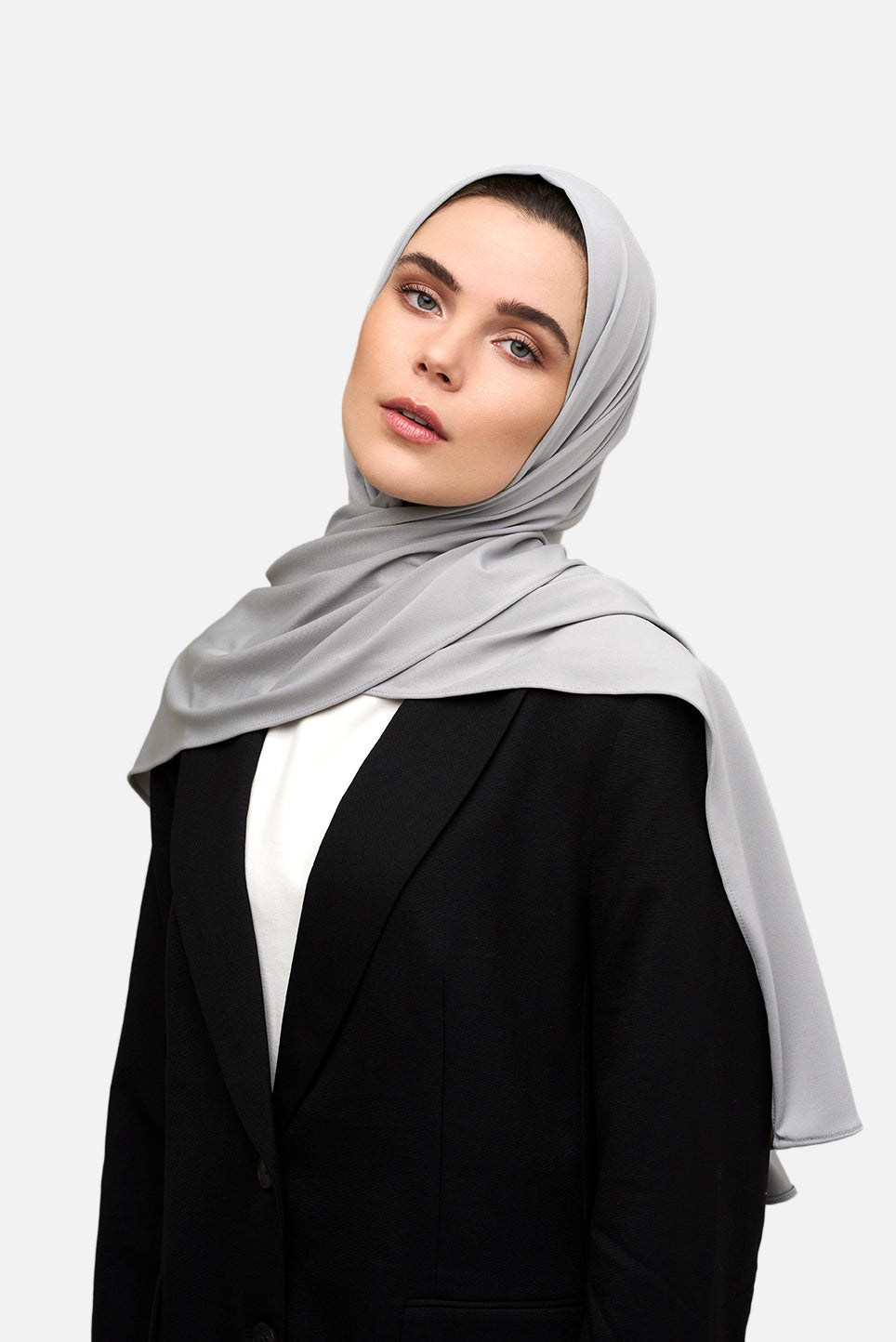 Deze premium jersey hijab in blauw grijs is gemaakt van zachte, comfortabele stretchstof, ideaal voor alle seizoenen. Licht van structuur en niet transparant.