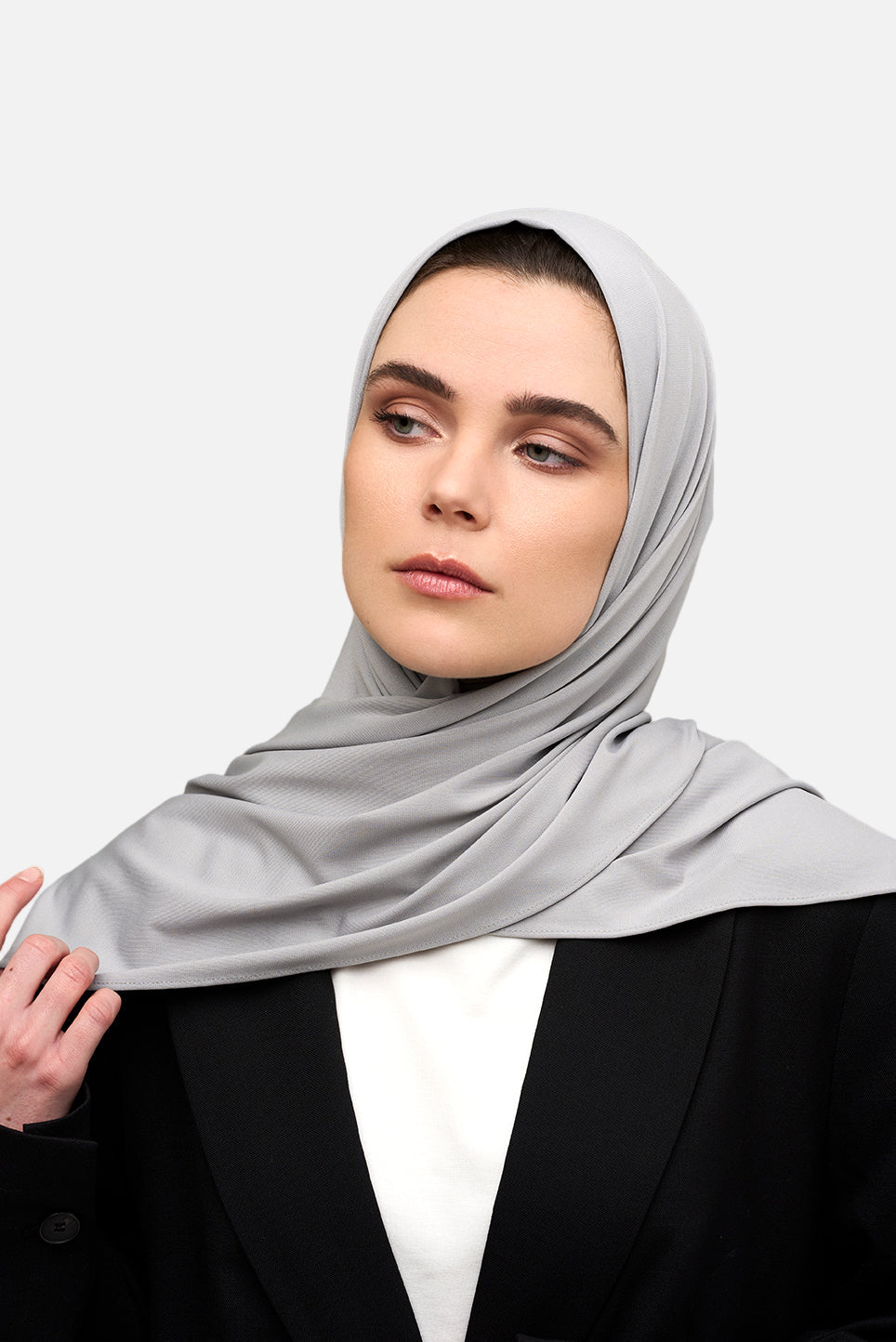 Deze premium jersey hijab in blauw grijs is gemaakt van zachte, comfortabele stretchstof, ideaal voor alle seizoenen. Licht van structuur en niet transparant.