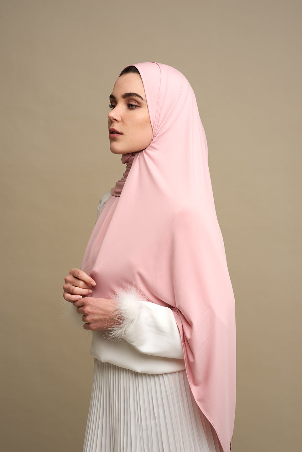 De CHANO premium jersey hijab in cherry is gemaakt van zachte, comfortabele stretchstof, ideaal voor alle seizoenen. Licht van structuur en niet transparant.