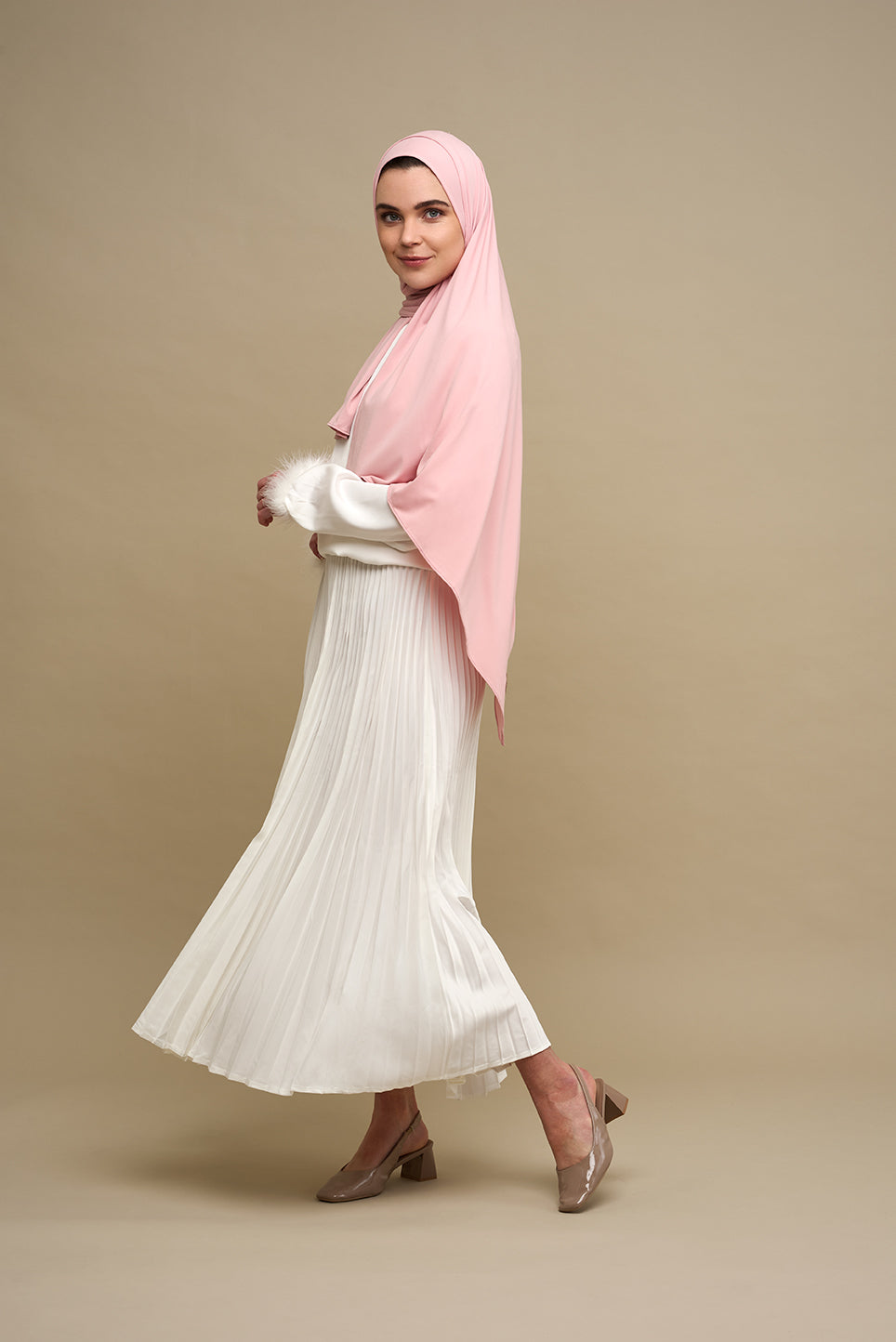 De CHANO premium jersey hijab in cherry is gemaakt van zachte, comfortabele stretchstof, ideaal voor alle seizoenen. Licht van structuur en niet transparant.