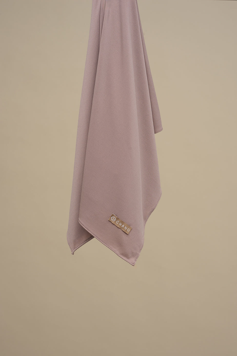 De CHANO premium jersey hijab in taupe is gemaakt van zachte, comfortabele stretchstof, ideaal voor alle seizoenen. Licht van structuur en niet transparant.