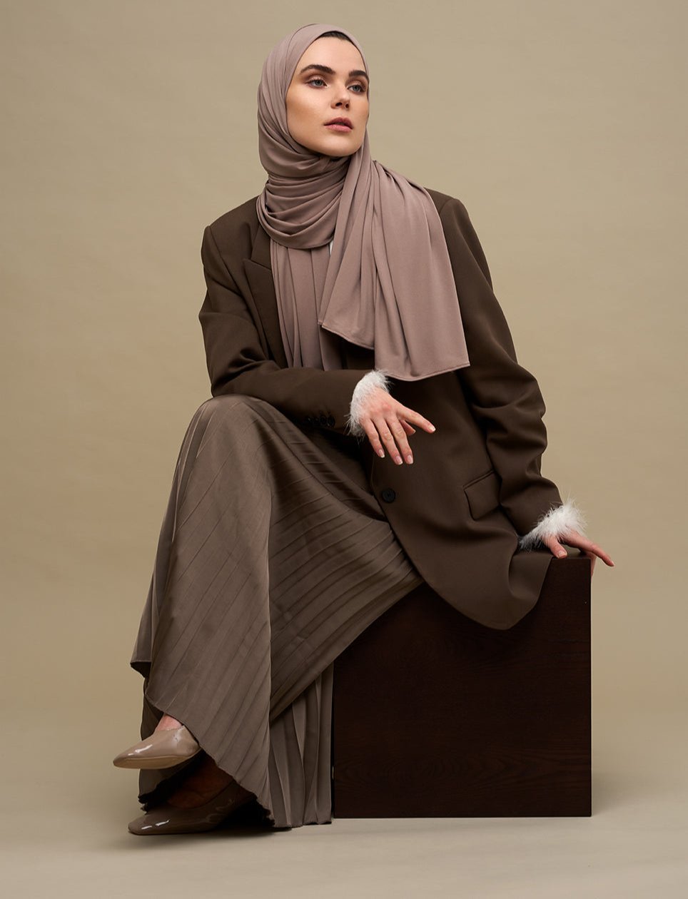 De CHANO premium jersey hijab in taupe is gemaakt van zachte, comfortabele stretchstof, ideaal voor alle seizoenen. Licht van structuur en niet transparant.