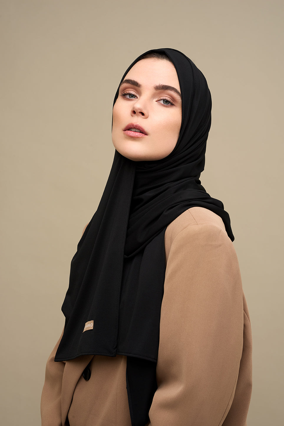 De CHANO premium jersey hijab in zwart is gemaakt van zachte, comfortabele stretchstof, ideaal voor alle seizoenen. Licht van structuur en niet transparant.