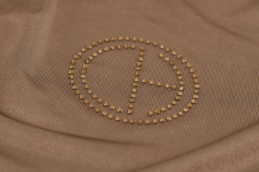 De CHANO satin jersey hijab in taupe is gemaakt van zachte, comfortabele stretchstof, ideaal voor alle seizoenen. Niet-transparant en licht van structuur.