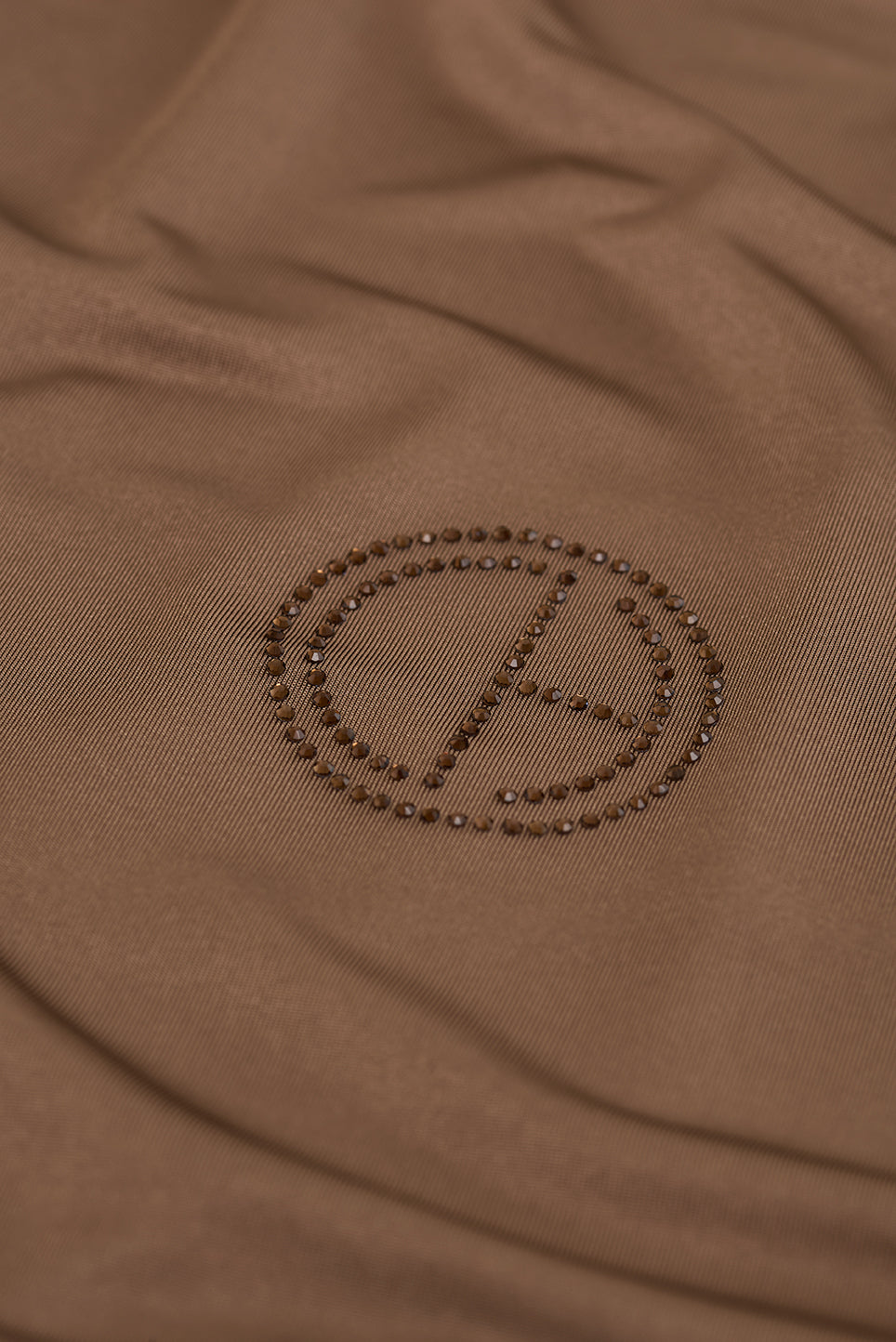 De CHANO satin jersey hijab in bruin is gemaakt van zachte, comfortabele stretchstof, ideaal voor alle seizoenen. Niet-transparant en licht van structuur.