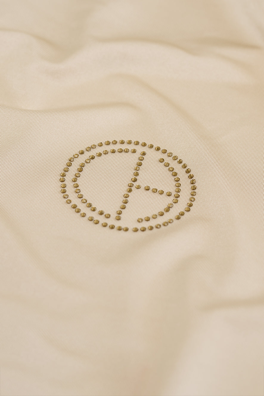 De CHANO satin jersey hijab in crème is gemaakt van zachte, comfortabele stretchstof, ideaal voor alle seizoenen. Niet-transparant en licht van structuur.