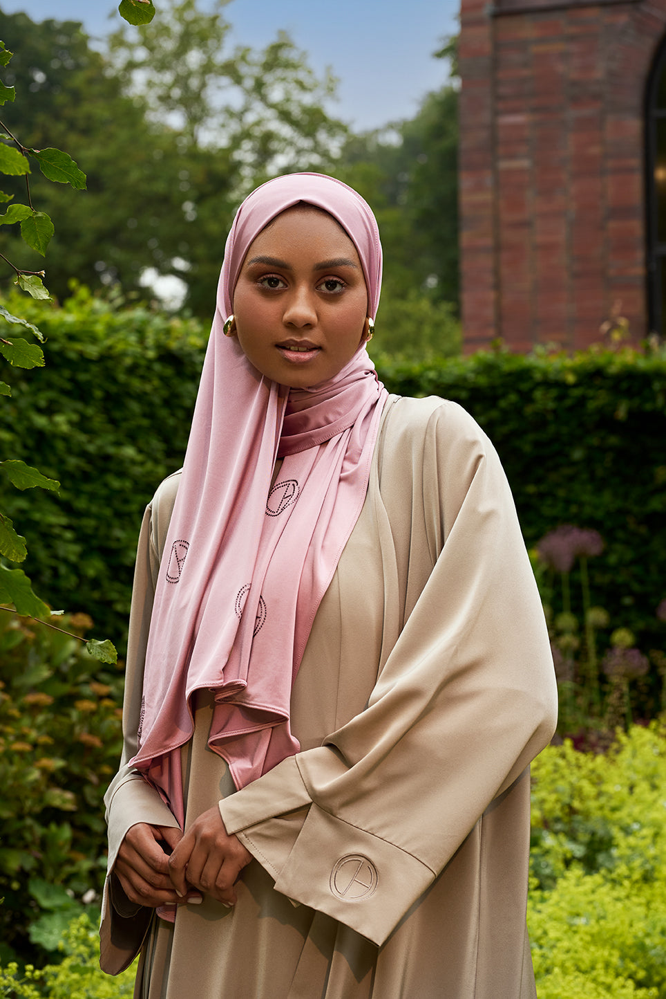 De CHANO satin jersey hijab in blush roze is gemaakt van zachte, comfortabele stretchstof, ideaal voor alle seizoenen. Niet-transparant en licht van structuur.