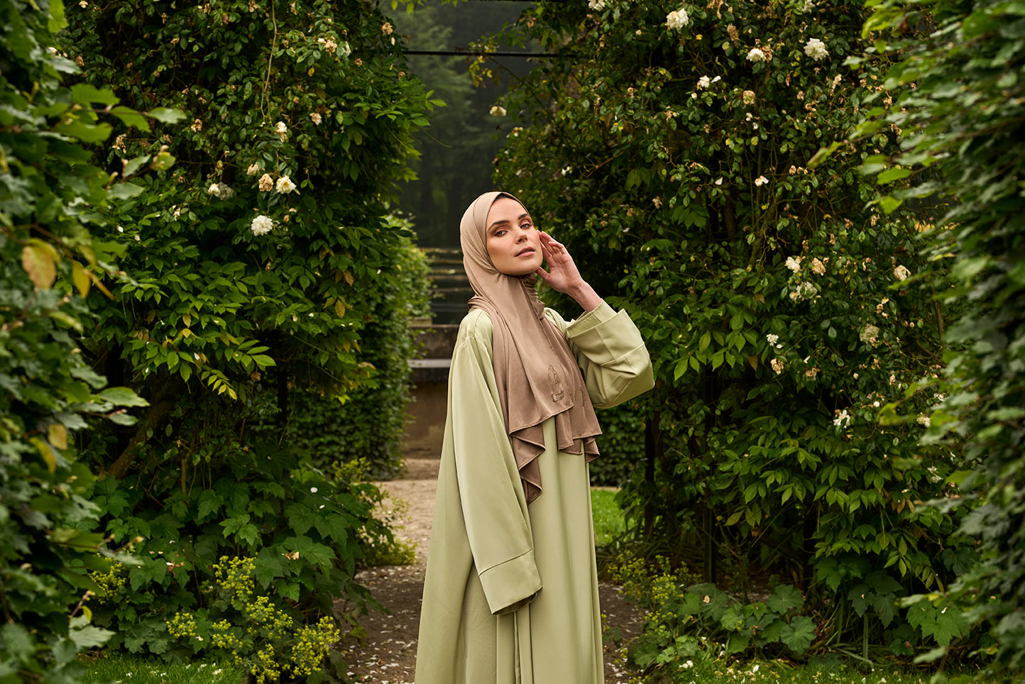 De CHANO satin jersey hijab in taupe is gemaakt van zachte, comfortabele stretchstof, ideaal voor alle seizoenen. Niet-transparant en licht van structuur.