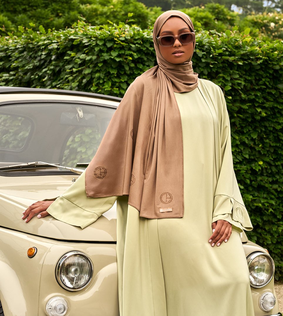 De tweedelige satijnen abaya van CHANO in de kleur licht groen is gemaakt van een prachtige mat satijnen stof met een subtiele glans. De soepel vallende stof voelt comfortabel aan.