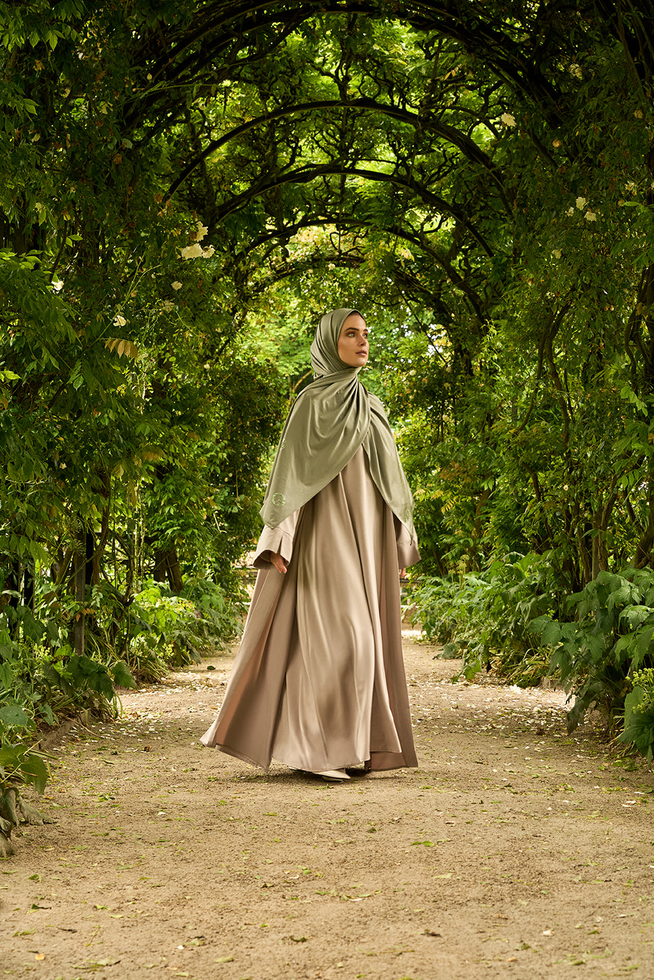 De tweedelige satijnen abaya van CHANO in de kleur Taupe is gemaakt van een prachtige mat satijnen stof met een subtiele glans. De soepel vallende stof voelt comfortabel aan.