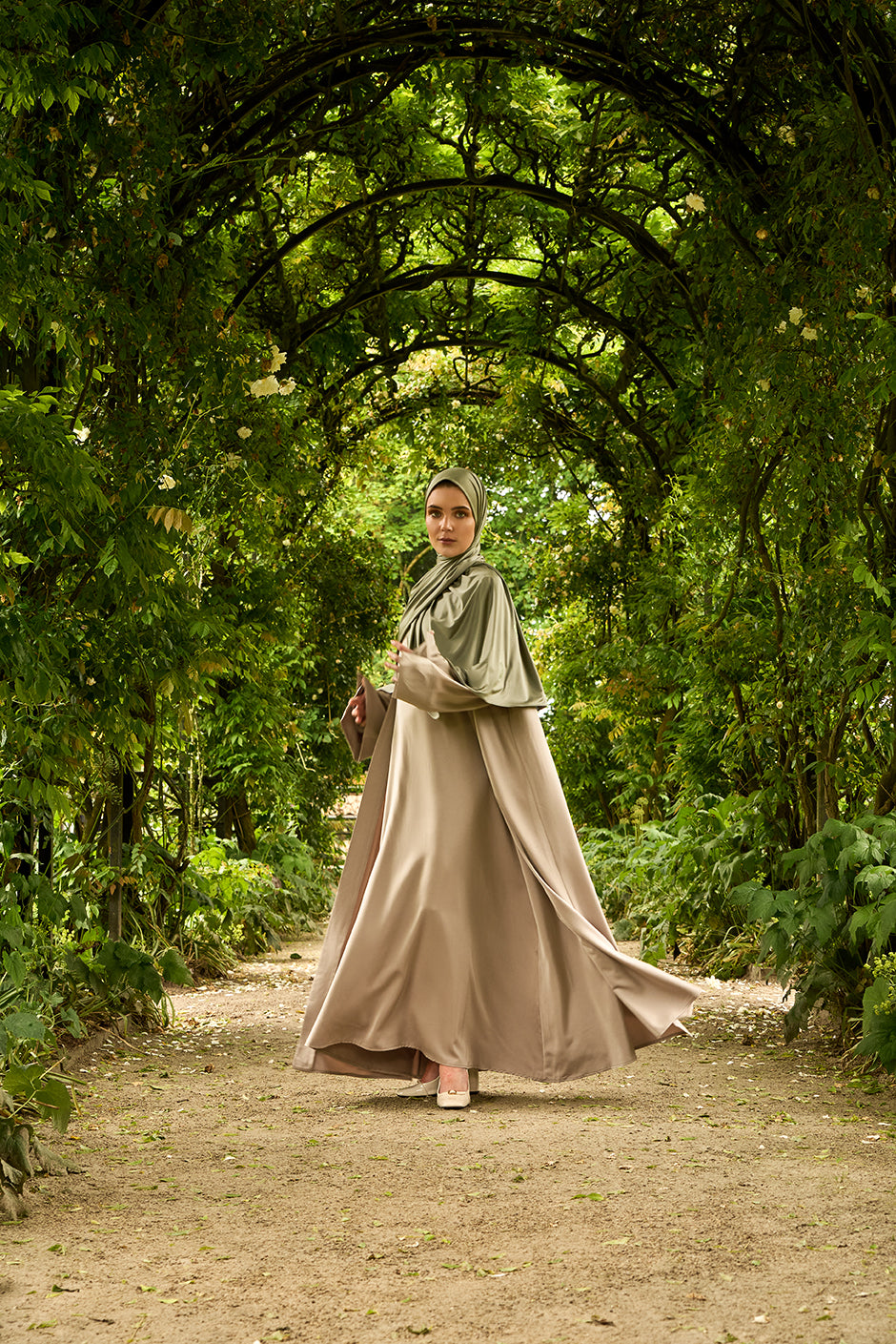 De tweedelige satijnen abaya van CHANO in de kleur Taupe is gemaakt van een prachtige mat satijnen stof met een subtiele glans. De soepel vallende stof voelt comfortabel aan.
