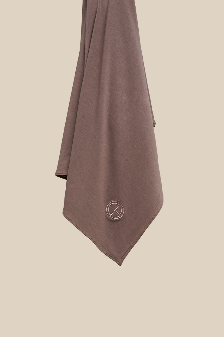 The CHANO breathable modal jersey hijab in taupe is made from premium modal. This hijab offers silky softness, breathability, and a luxurious feel. It’s gentle on skin and hair, helps prevent damage, and allows air to flow and keeps moisture away. With its natural drape, stretch, and non-slip quality, it’s easy to style and stays in place without an undercap.