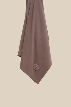 The CHANO breathable modal jersey hijab in taupe is made from premium modal. This hijab offers silky softness, breathability, and a luxurious feel. It’s gentle on skin and hair, helps prevent damage, and allows air to flow and keeps moisture away. With its natural drape, stretch, and non-slip quality, it’s easy to style and stays in place without an undercap.