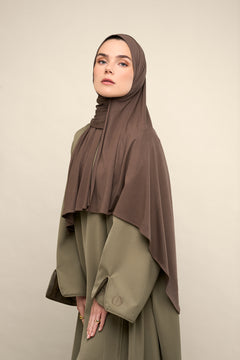 The CHANO breathable modal jersey hijab in brown taupe is made from premium modal. This hijab offers silky softness, breathability, and a luxurious feel. It’s gentle on skin and hair, helps prevent damage, and allows air to flow and keeps moisture away. With its natural drape, stretch, and non-slip quality, it’s easy to style and stays in place without an undercap.