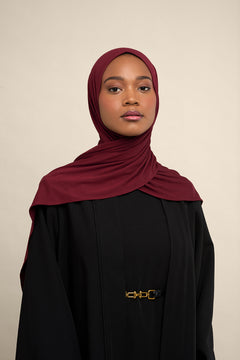 The CHANO breathable modal jersey hijab in burgundy is made from premium modal. This hijab offers silky softness, breathability, and a luxurious feel. It’s gentle on skin and hair, helps prevent damage, and allows air to flow and keeps moisture away. With its natural drape, stretch, and non-slip quality, it’s easy to style and stays in place without an undercap.