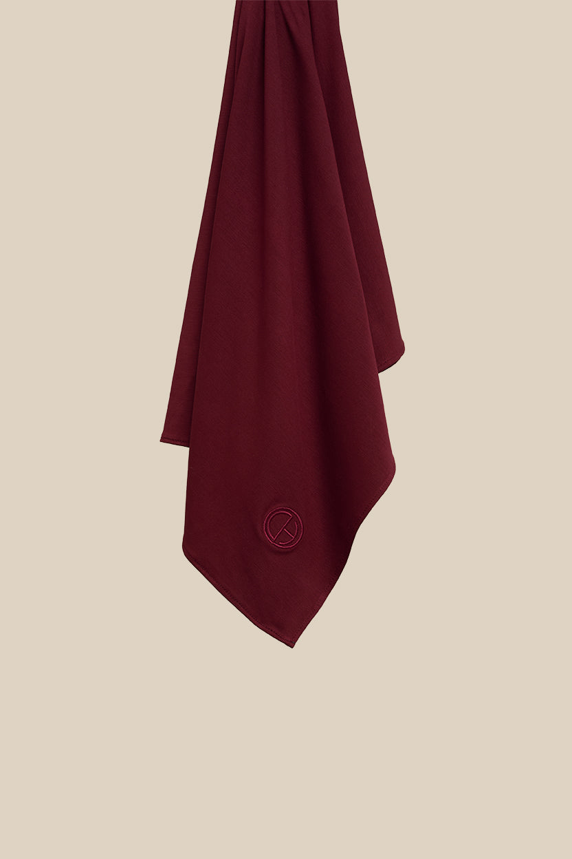 The CHANO breathable modal jersey hijab in burgundy is made from premium modal. This hijab offers silky softness, breathability, and a luxurious feel. It’s gentle on skin and hair, helps prevent damage, and allows air to flow and keeps moisture away. With its natural drape, stretch, and non-slip quality, it’s easy to style and stays in place without an undercap.