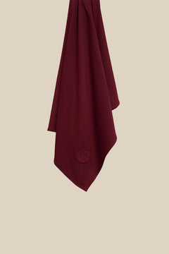 The CHANO breathable modal jersey hijab in burgundy is made from premium modal. This hijab offers silky softness, breathability, and a luxurious feel. It’s gentle on skin and hair, helps prevent damage, and allows air to flow and keeps moisture away. With its natural drape, stretch, and non-slip quality, it’s easy to style and stays in place without an undercap.