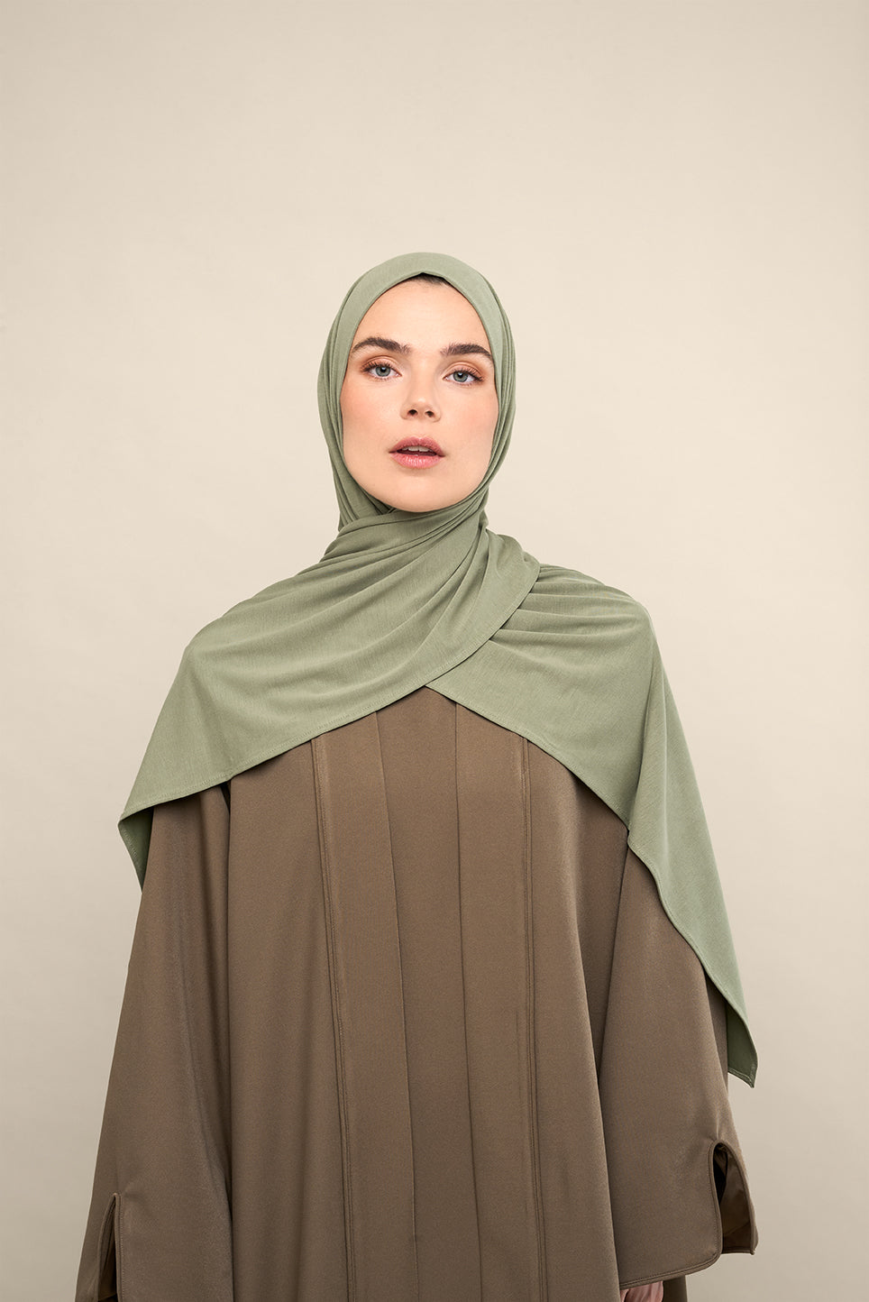 The CHANO breathable modal jersey hijab in sage green is made from premium modal. This hijab offers silky softness, breathability, and a luxurious feel. It’s gentle on skin and hair, helps prevent damage, and allows air to flow and keeps moisture away. With its natural drape, stretch, and non-slip quality, it’s easy to style and stays in place without an undercap.