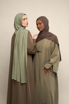 The CHANO breathable modal jersey hijab in sage green is made from premium modal. This hijab offers silky softness, breathability, and a luxurious feel. It’s gentle on skin and hair, helps prevent damage, and allows air to flow and keeps moisture away. With its natural drape, stretch, and non-slip quality, it’s easy to style and stays in place without an undercap.