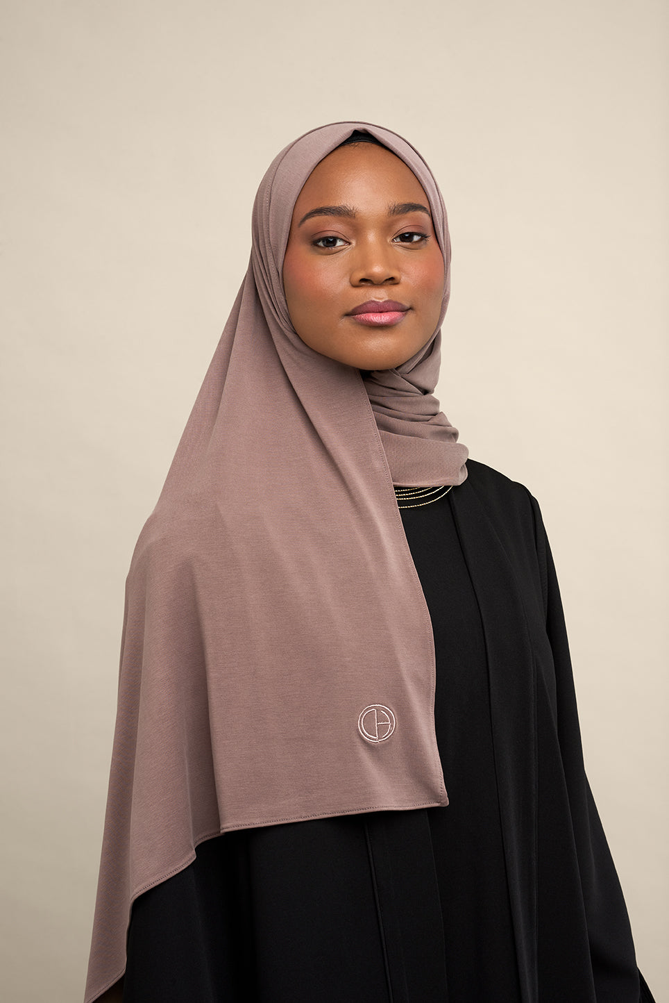 The CHANO breathable modal jersey hijab in taupe is made from premium modal. This hijab offers silky softness, breathability, and a luxurious feel. It’s gentle on skin and hair, helps prevent damage, and allows air to flow and keeps moisture away. With its natural drape, stretch, and non-slip quality, it’s easy to style and stays in place without an undercap.