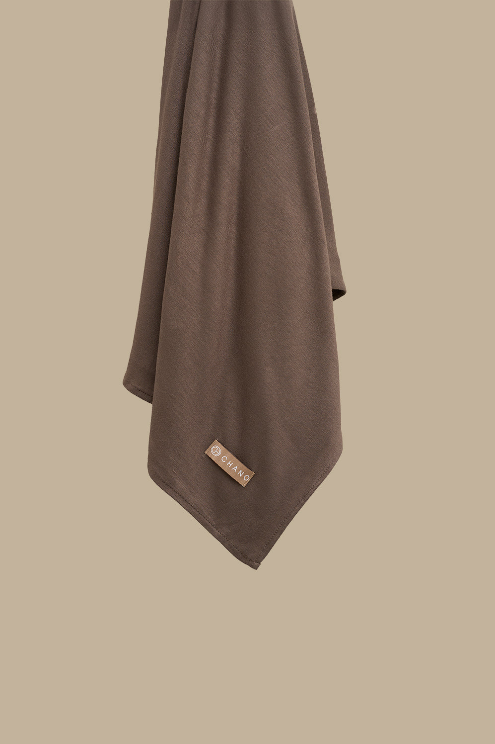 The CHANO cotton jersey hijab in the color brown taupe offers lightweight comfort and breathability with a stretchy, non-slip fabric that stays in place all day. Ideal for casual and active wear, it ensures easy, effortless styling without the need for an undercap.